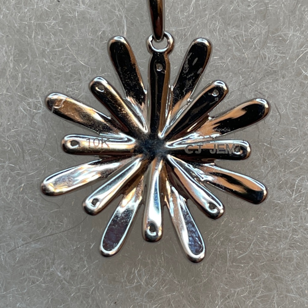 Elegant Vintage 10K White Gold Starburst Necklace - Picture 2 of 5
